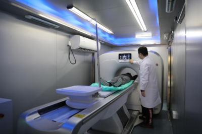 移動CT車駛?cè)胛錆h科技大學(xué)醫(yī)院，科技助力復(fù)工復(fù)產(chǎn)體檢提速